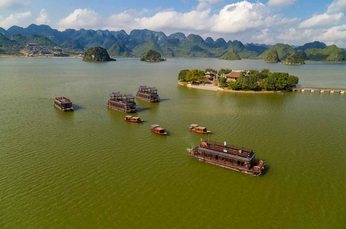 Đi du thuyền tại khu du lịch Tam Chúc