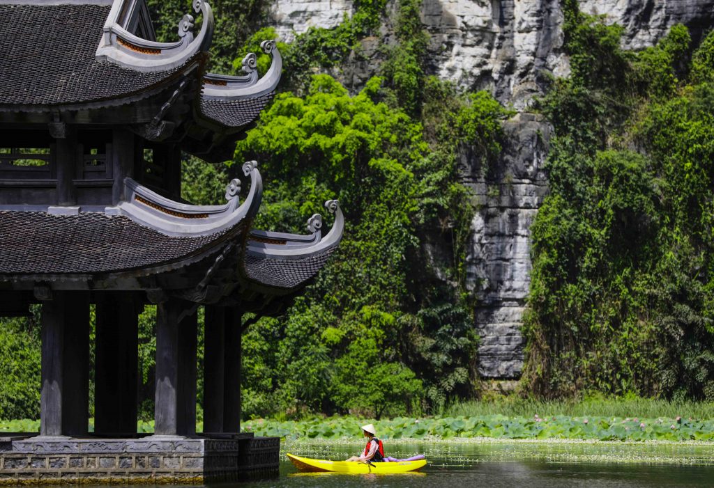 Tràng An: Điểm đến lý tưởng để "sống ảo" và trải nghiệm Tết Dương lịch 2021 22 Kayak