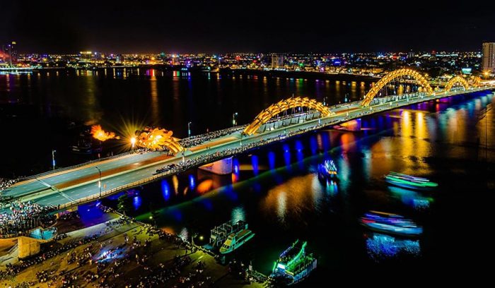 Cầu Rồng Đà Nẵng phun lửa