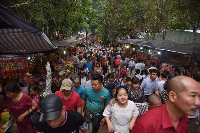 Chùa Hương rất đông vào dịp khai hội, đầu năm