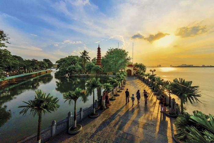 Du lịch Hà Nội - 12 địa điểm, 5 đặc sản phải trải nghiệm khi đến Thủ đô nghìn năm Văn hiến 34 Chùa Trấn Quốc - ngôi chùa cổ nhất Việt Nam với hơn 1500 tuổi.
