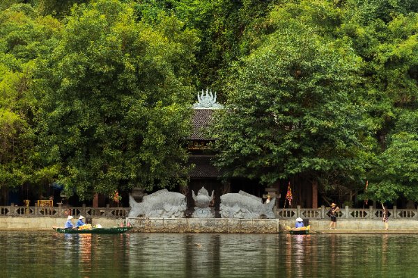Đền Trình Tràng An: Chứng kiến cuộc xung đột lịch sử 6 Bát hương công đồng ngoài trung thiên đền Trình Tràng An