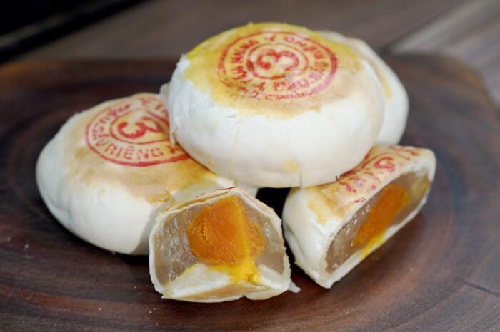 Bánh pía sầu riêng trứng muối