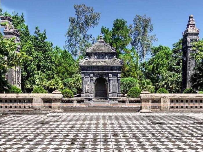 Khám phá lăng Đồng Khánh (Tư Lăng), Huế: Sắc đẹp pha trộn kiến trúc Đông Tây 15 Lăng Đồng Khánh: Ảnh: smiletravel