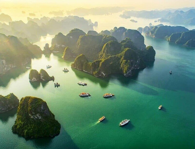 VỊnh Hạ Long là một thắng cảnh thu hút đông khách du lịch