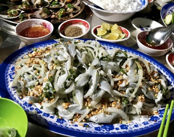 Review chi tiết kinh nghiệm du lịch Hòn Sơn 2 ngày 1 đêm tự túc 8 Các món ăn hải sản được chế biến tại khu vực chợ