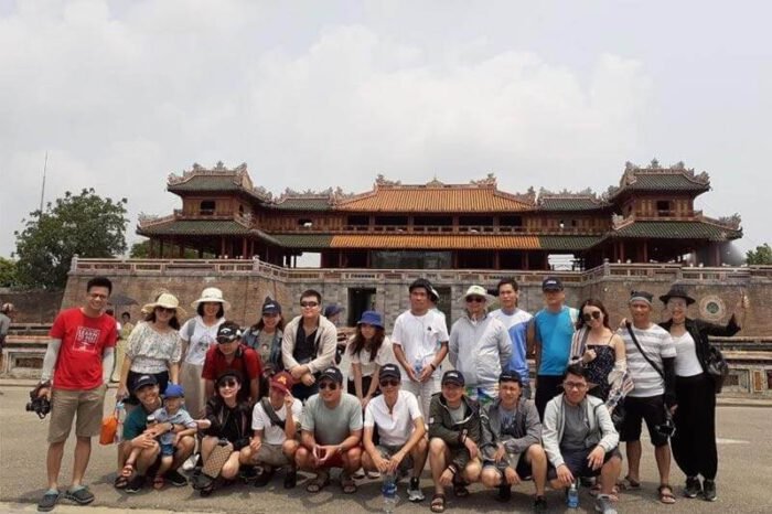 Mọi khách hàng đi tour đều được đảm bảo về dịch vụ và giá cả.