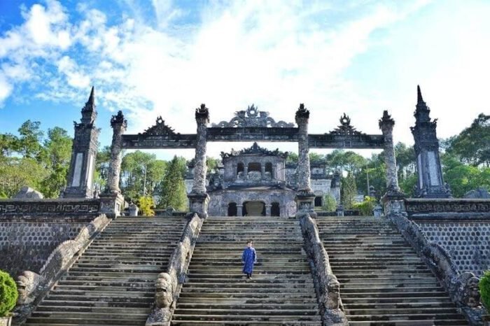 Du khách được tham quan Lăng Khải Định nổi tiếng Huế.