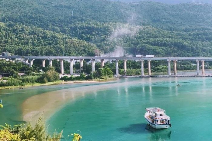 Vịnh Lăng Cô cũng là một địa điểm mà du khách sẽ đi qua.