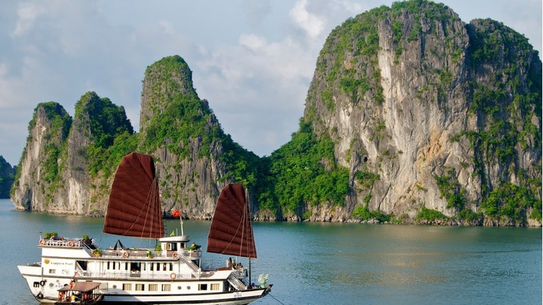 Junk boat cruising Bai Tu Long