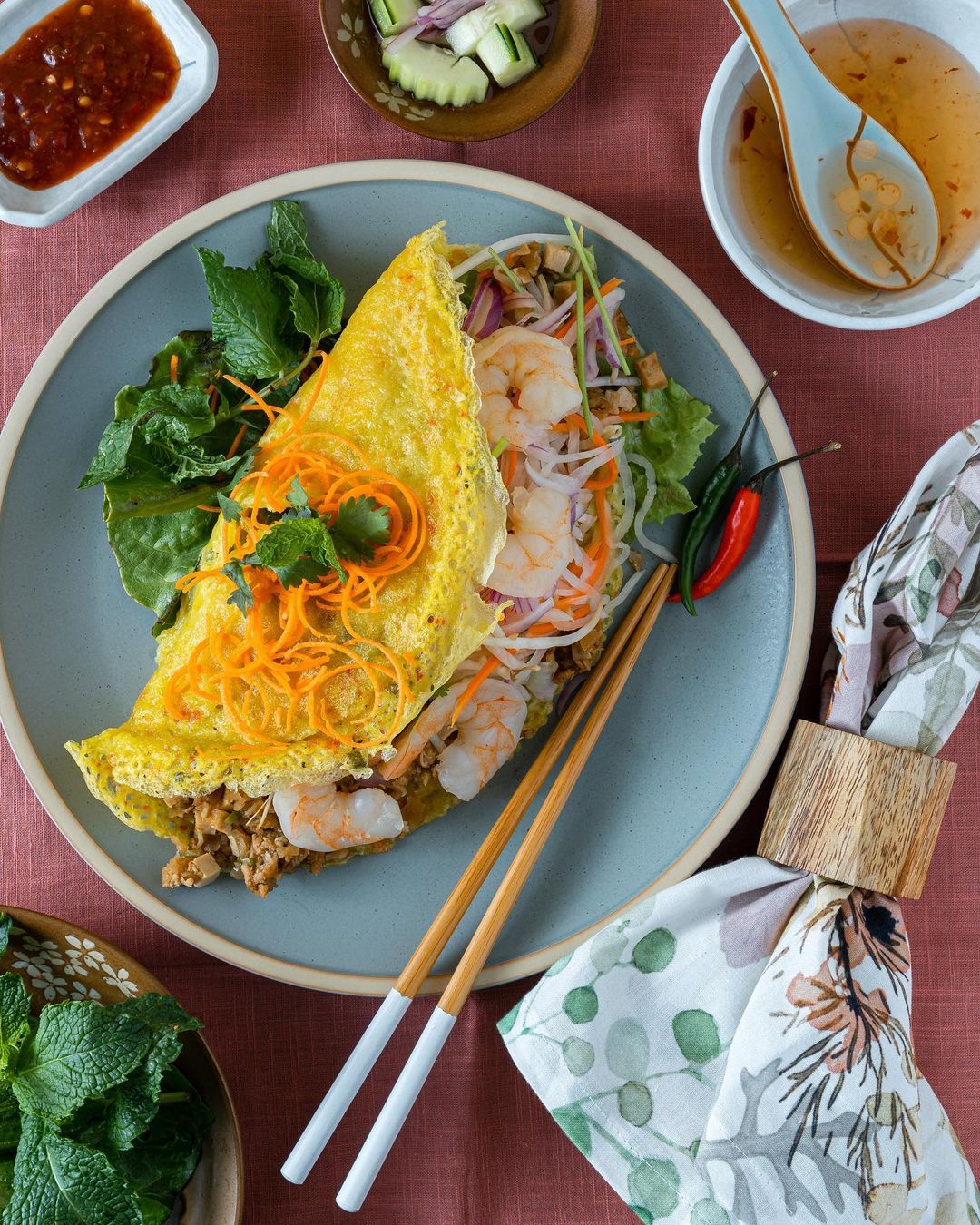 6 Mouthwatering Wraps to Savor in Ho Chi Minh City 11 Banh Xeo - Photo: @wanderingchopstix