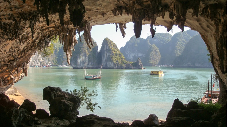 Bo Nau cave, Halong Bay