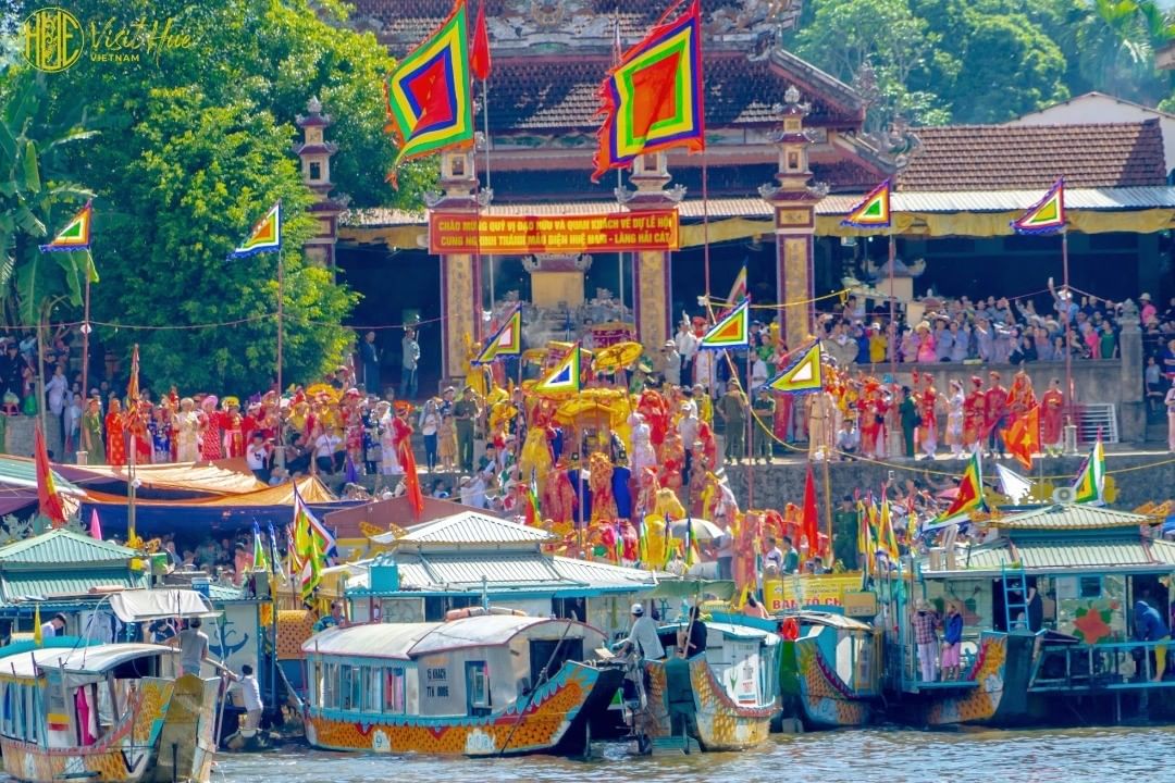 Hon Chen Temple: Where Legends Come to Life 5 Hon Chen Temple Festival - Photo: @visithuevietnam