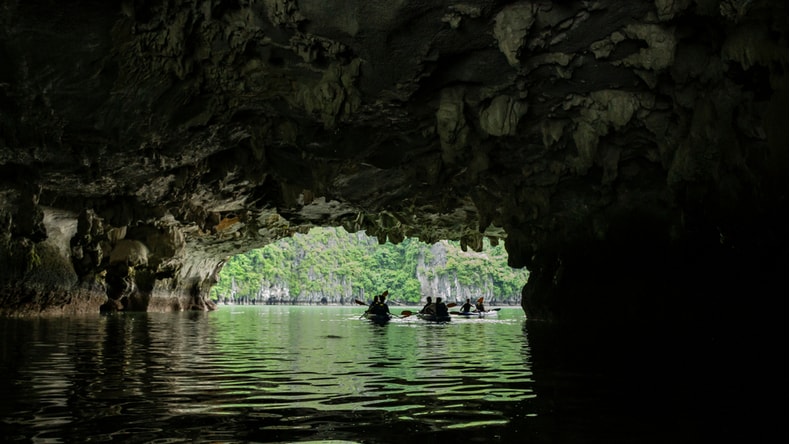 Kayaking through Luon Cave (Hang Luồn)