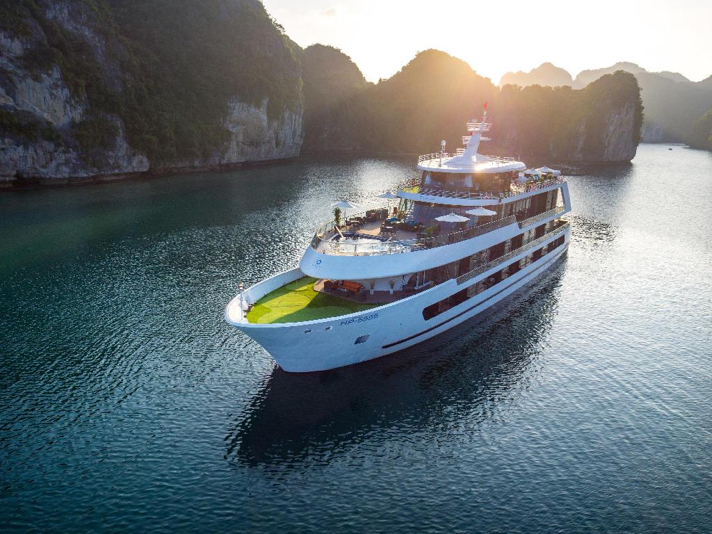 The Five Best Cruise Trips of Halong Bay: A Travellers' Choice 7 Stellar of the Seas Cruise