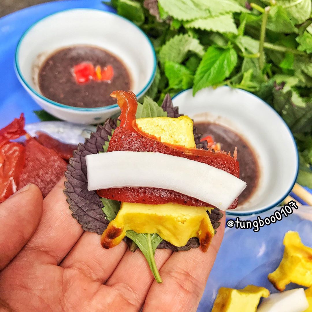 5 Must-Try Street Vendors in Hanoi 10 Street food at Hang Chieu - Photo: @tungboo0107